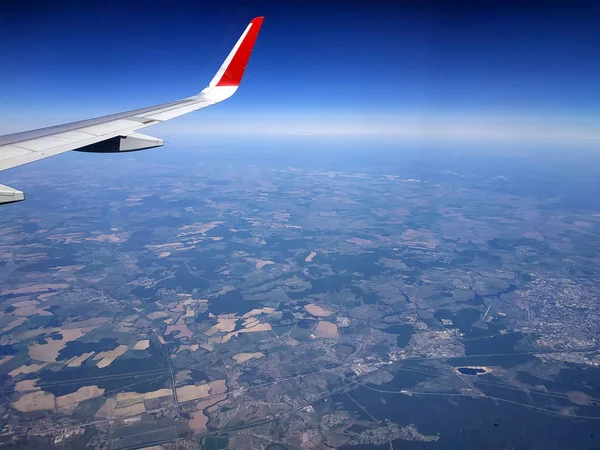 Pemandangan indah sayap pesawat pada latar belakang langit biru — Stok Foto