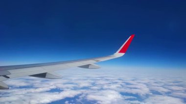 Uçak uçuş bulutların üstünde
