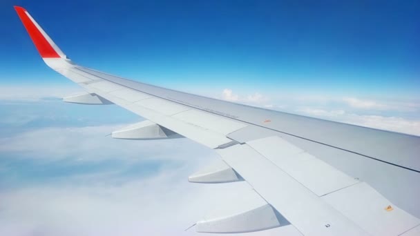 Самолет, летящий над облаками — стоковое видео