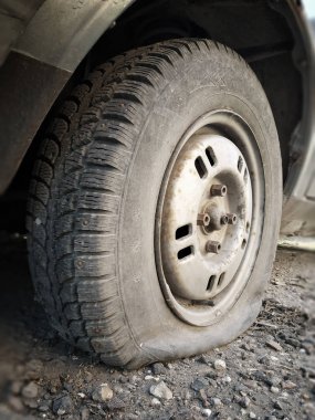 Arabada düz ön lastik