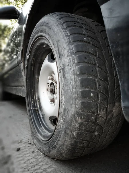 Plochá přední pneumatika na voze — Stock fotografie
