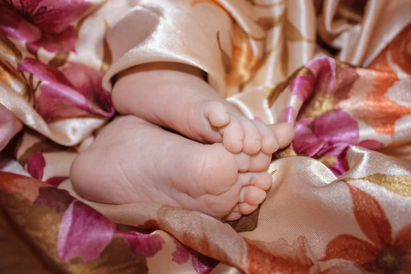 Legs Feet Newborn Baby Silk Blanket Close — Stock Photo, Image