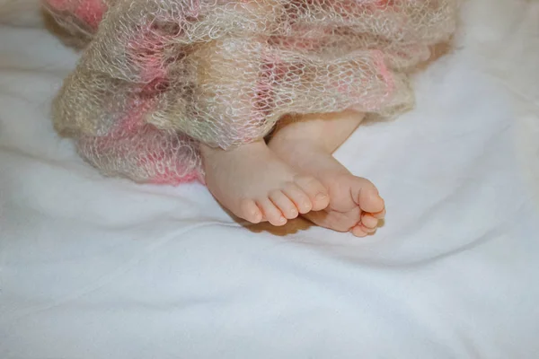 Feet Feet Newborn Baby Knitted Blanket Closeup Top View White — Stock Photo, Image