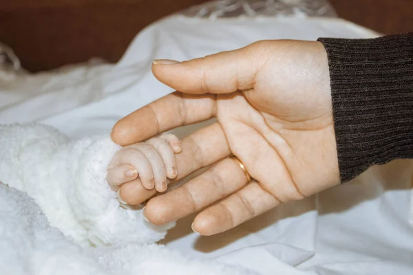 Новорожденный Белой Одежде Держит Руку Матери Обручальным Кольцом Руке Белом — стоковое фото