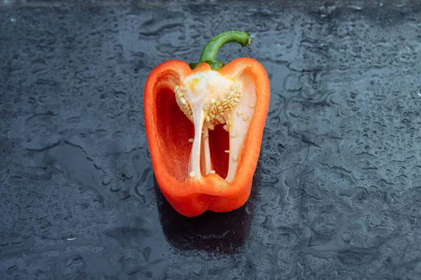 Gran Pimiento Rojo Con Semillas Cortadas Por Mitad Una Mesa — Foto de Stock