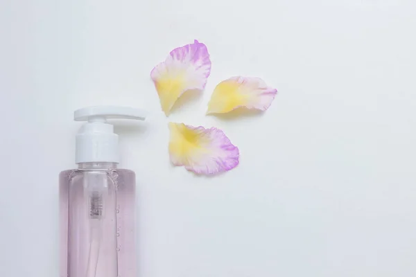 Beyaz Arka Planda Pembe Yıkama Jeli Orkide Yapraklı Temiz Plastik — Stok fotoğraf