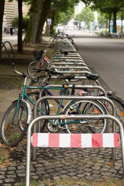 Leipzig Üniversitesi Kütüphanesi önünde birçok eski bisiklet