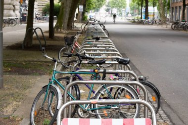 Leipzig Üniversitesi Kütüphanesi önünde birçok eski bisiklet