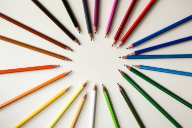çeşitli düzenlemelerde çok renkli kalemler