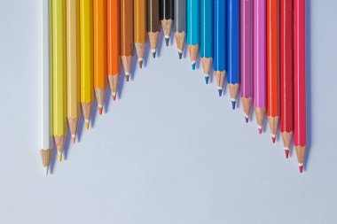 çeşitli düzenlemelerde çok renkli kalemler