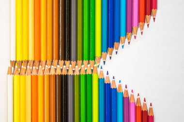 çeşitli düzenlemelerde çok renkli kalemler