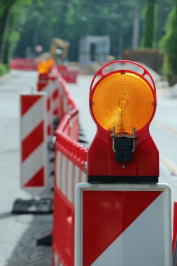 yol yapım aşamasında sinyal lambaları ve Yapı çitleri