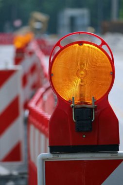 yol yapım aşamasında sinyal lambaları ve Yapı çitleri