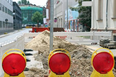 yol yapım aşamasında sinyal lambaları ve Yapı çitleri