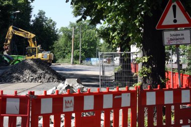 yol yapım aşamasında sinyal lambaları ve Yapı çitleri