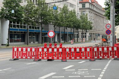 yol yapım aşamasında sinyal lambaları ve Yapı çitleri
