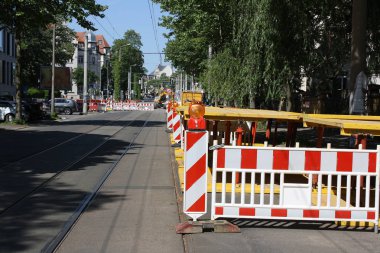 yol yapım aşamasında sinyal lambaları ve Yapı çitleri