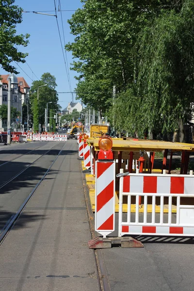 道路施工用信号灯和建筑围栏 — 图库照片