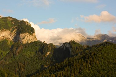 Panorama göl ve şelaleler ile yüksek tatra yeşil beskid dağlardan