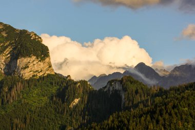 Panorama göl ve şelaleler ile yüksek tatra yeşil beskid dağlardan