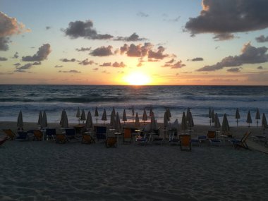 Sahilde gün batımı