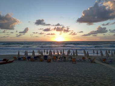 Sahilde gün batımı