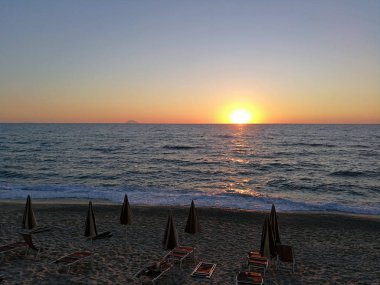 Sahilde gün batımı