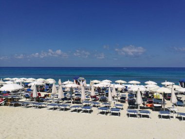 Güneşli Plaj şemsiye ve mavi deniz