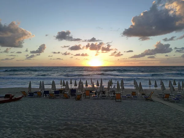 Sahilde gün batımı