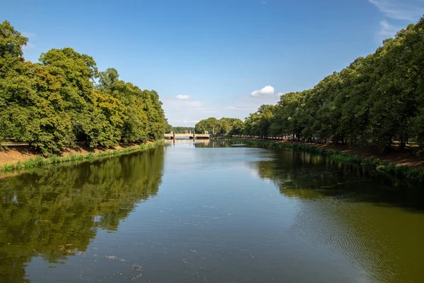 nehir elster resimden yakınındaki leipzig city su sporları için güzel bir yer burası. Bu bisikletçiler, kaykaycılar ve yayalar için harika bir yoldur. Arka planda klinger brigde olduğunu.