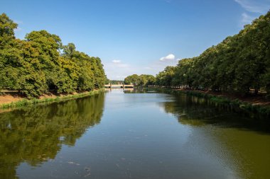 nehir elster resimden yakınındaki leipzig city su sporları için güzel bir yer burası. Bu bisikletçiler, kaykaycılar ve yayalar için harika bir yoldur. Arka planda klinger brigde olduğunu.