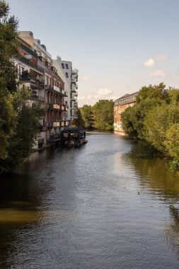 Nehir elster resimden karl heine canal.this su sporları için güzel bir yol yakındır ve 