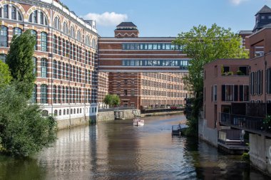 Nehir elster resimden yakınındaki heine karl kanal. Bu ad buntgarnwerke ile eski binalarda modern architectur residens popüler bir yer var. Su sporları için güzel bir yer ve bisikletçiler, kaykaycılar ve pe için bir yer bu