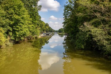Leipzig Riverside ormandaki nehirden hayal et. Doğal bir ormandır. Su sporları için güzel bir yer ve harika bir şekilde bisikletçiler ve yayalar için bu.