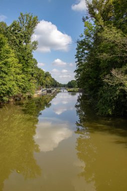 Leipzig Riverside ormandaki nehirden hayal et. Doğal bir ormandır. Su sporları için güzel bir yer ve harika bir şekilde bisikletçiler ve yayalar için bu.