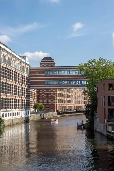 Nehir elster resimden yakınındaki heine karl kanal. Bu ad buntgarnwerke ile eski binalarda modern architectur residens popüler bir yer var. Su sporları için güzel bir yer ve bisikletçiler, kaykaycılar ve pe için bir yer bu