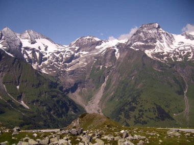 Yoldan Grossglockner yüksek Alp buzulları, dağlar, şelaleler ve çayırlar ile Avusturya Alpleri Panoraması