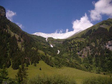 Yoldan Grossglockner yüksek Alp buzulları, dağlar, şelaleler ve çayırlar ile Avusturya Alpleri Panoraması