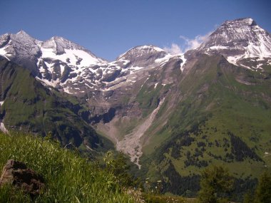 Yoldan Grossglockner yüksek Alp buzulları, dağlar, şelaleler ve çayırlar ile Avusturya Alpleri Panoraması