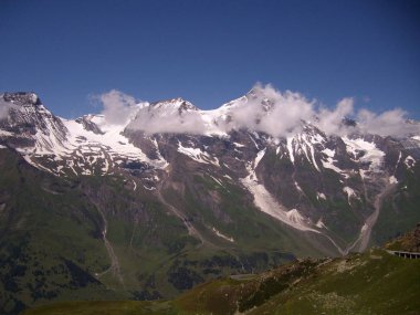 Yoldan Grossglockner yüksek Alp buzulları, dağlar, şelaleler ve çayırlar ile Avusturya Alpleri Panoraması