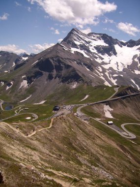 Yoldan Grossglockner yüksek Alp buzulları, dağlar, şelaleler ve çayırlar ile Avusturya Alpleri Panoraması