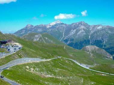 Yoldan Grossglockner yüksek Alp buzulları, dağlar, şelaleler ve çayırlar ile Avusturya Alpleri Panoraması