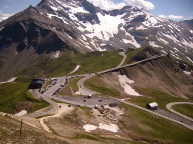 Yoldan Grossglockner yüksek Alp buzulları, dağlar, şelaleler ve çayırlar ile Avusturya Alpleri Panoraması