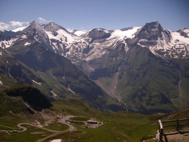 Yoldan Grossglockner yüksek Alp buzulları, dağlar, şelaleler ve çayırlar ile Avusturya Alpleri Panoraması
