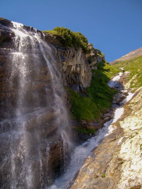 Yoldan Grossglockner yüksek Alp buzulları, dağlar, şelaleler ve çayırlar ile Avusturya Alpleri Panoraması