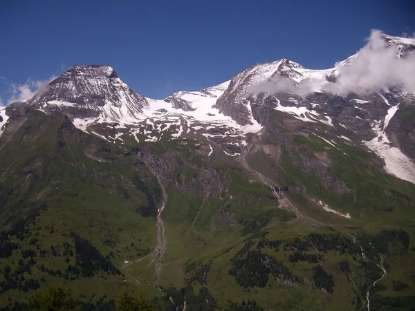 Yoldan Grossglockner yüksek Alp buzulları, dağlar, şelaleler ve çayırlar ile Avusturya Alpleri Panoraması