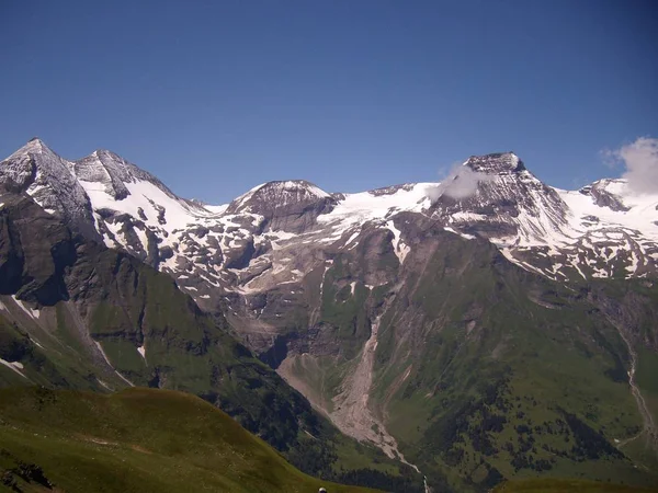 Yoldan Grossglockner yüksek Alp buzulları, dağlar, şelaleler ve çayırlar ile Avusturya Alpleri Panoraması