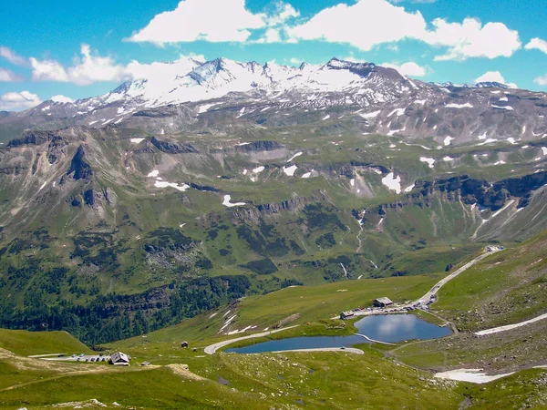 奥地利阿尔卑斯的全景从大格洛克纳山高高山路与冰川 瀑布和草甸 — 图库照片