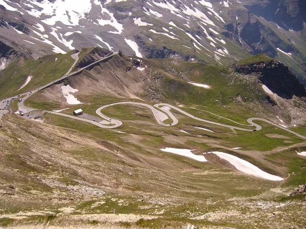 Yoldan Grossglockner yüksek Alp buzulları, dağlar, şelaleler ve çayırlar ile Avusturya Alpleri Panoraması