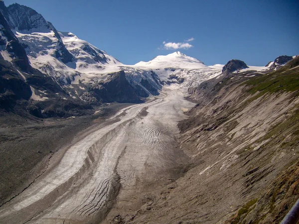 Yoldan Grossglockner yüksek Alp buzulları, dağlar, şelaleler ve çayırlar ile Avusturya Alpleri Panoraması